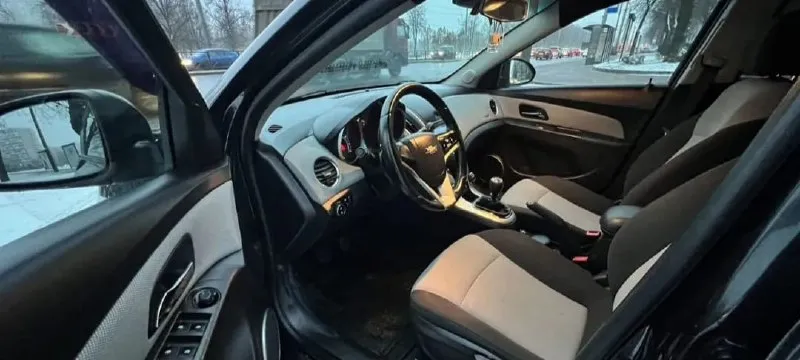 Chevrolet cruze, 1.6 (109 л. с.), мкпп 2013 г. в., пробег- 227.000 км. , 1 хозяин. кузов ровный, без царапин, без вмятин, в родном окрасе! расход - 6-7 л. /100 км. техника в отличном состоянии! салон как новый, был в чехлах! центральный замок, сигнализация, усилитель руля, 4 эл. стеклоподъёмника, эл. зеркала с подогревом, подогрев сидений. кожаный мультируль, штатная магнитола, aux. бортовой компьютер, airbag, abs. легкосплавные диски r16, 2 комплекта ключей. авто без вложений, работает всё! юридически чистый! цена: 780.000 руб. тел: +79496462713 📞 🇷🇺 звоните: +79496462713 - фотография - 8