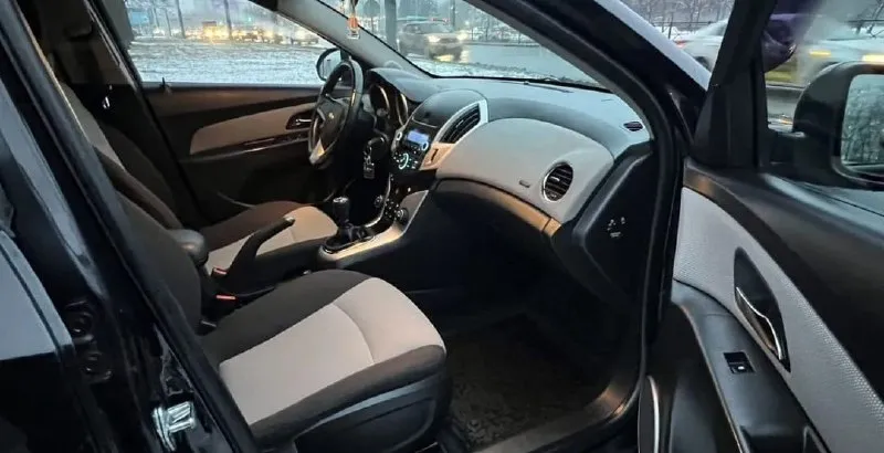 Chevrolet cruze, 1.6 (109 л. с.), мкпп 2013 г. в., пробег- 227.000 км. , 1 хозяин. кузов ровный, без царапин, без вмятин, в родном окрасе! расход - 6-7 л. /100 км. техника в отличном состоянии! салон как новый, был в чехлах! центральный замок, сигнализация, усилитель руля, 4 эл. стеклоподъёмника, эл. зеркала с подогревом, подогрев сидений. кожаный мультируль, штатная магнитола, aux. бортовой компьютер, airbag, abs. легкосплавные диски r16, 2 комплекта ключей. авто без вложений, работает всё! юридически чистый! цена: 780.000 руб. тел: +79496462713 📞 🇷🇺 звоните: +79496462713 - фотография - 9