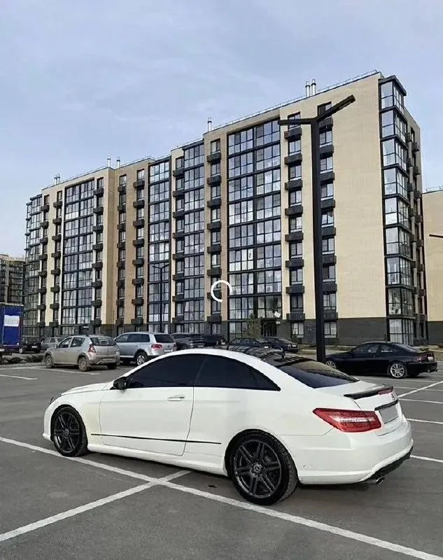 Продам mercedes w212 купэ год 2009 мотор 3.5 272 л. с акпп по документам полный порядок. бесключевой доступ, старт/стоп, память сидений, эл руль, складывание зеркал, хорошая мультимедия, обогрев и вентиляция передних сидений. цена 1.150.000❗️ осмотр макеевка +79498391422 📞 🇷🇺 звоните: +79498391422 - фотография - 3