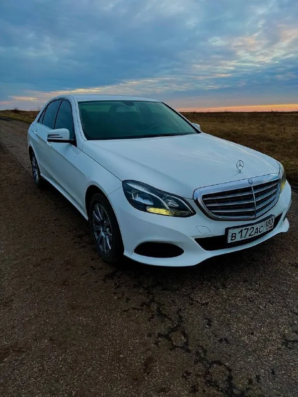 Продам mercedes-benz e-class. автомобиль в идеальном состоянии, весь в заводском окрасе. стёкла, включая лобовое заводские! один хозяин в птс, не пригон! 2.0 турбо, 7-ми ступенчатый автомат. 2015 год выпуска, пробег 108 000 км. двигатель, коробка, ходовая в отличном состоянии, никаких вложений не требуют! 2 комплекта колёс, 2 ключа и сервисная книжка прилагается. я хозяин, переоформление без проблем! автомобиль находится в старобешево. цена 2 500 000 рублей. за более подробной информацией обращаться по телефону: +7 (949) 524-94-12. 📞 🇷🇺 звоните: +79495249412 - фотография - 3