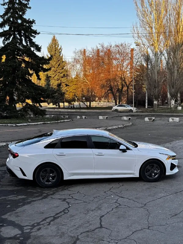 Kia k5 lxs ✨
Год: 2020 месяц 09
Двигатель: 1.6 турбо бензин⛽️
Лошадиных сил: 180
Привод: передний
Пробег: 97 тысяч километров
Коробка: автомат 8-ст. 🔥
Резина: два комплекта
Комплектация:
- Датчики слепых зон, без ключевой доступ, датчик давления в шинах, датчик дождя, датчик света, помощь при спускание с горы, большая мультимедиа.
- Климат контроль, круиз контроль.
- Заводится как с кнопки, так и с пульта.
- Различные режимы езды, мульти руль, помощь в подруливании, система старт / стоп, линзовая оптика.
Цена : 2.800.000
+7 (949) 400-56-31
Донецк
Кирилл
📞 🇷🇺 Звоните: +79494005631 - фотография - 3