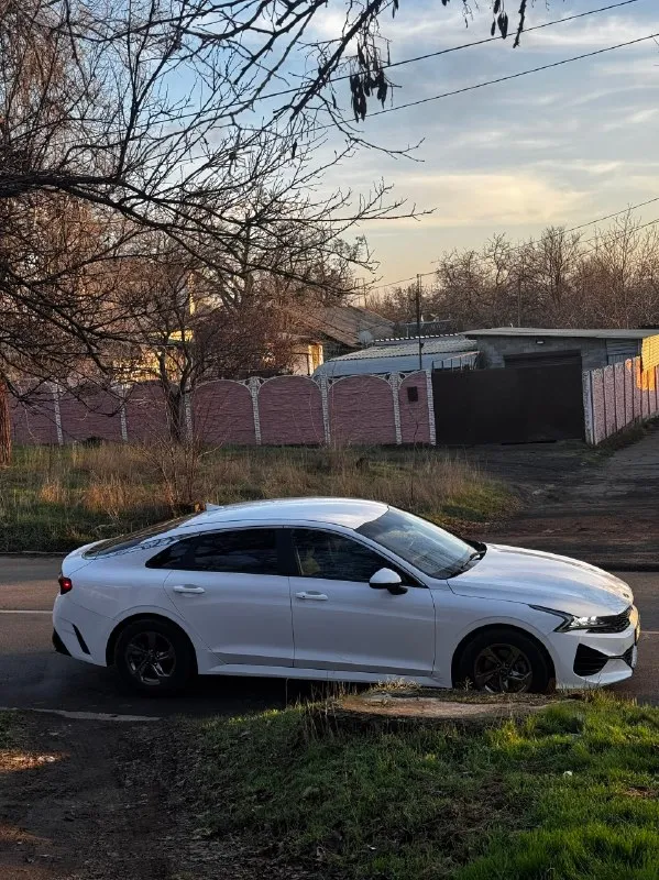 Kia k5 lxs ✨
Год: 2020 месяц 09
Двигатель: 1.6 турбо бензин⛽️
Лошадиных сил: 180
Привод: передний
Пробег: 97 тысяч километров
Коробка: автомат 8-ст. 🔥
Резина: два комплекта
Комплектация:
- Датчики слепых зон, без ключевой доступ, датчик давления в шинах, датчик дождя, датчик света, помощь при спускание с горы, большая мультимедиа.
- Климат контроль, круиз контроль.
- Заводится как с кнопки, так и с пульта.
- Различные режимы езды, мульти руль, помощь в подруливании, система старт / стоп, линзовая оптика.
Цена : 2.800.000
+7 (949) 400-56-31
Донецк
Кирилл
📞 🇷🇺 Звоните: +79494005631 - фотография - 5