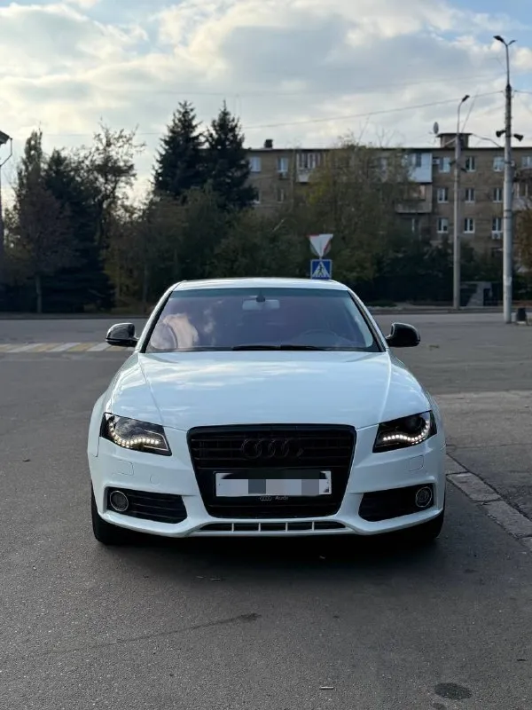 Продам audi a4 b8 tdi 2.0 s-line✅ цвет : белый ✅ богатая комплектация: сиденья s-line, комбинированная кожа-алькантара, бесключевой доступ, кнопка start-stop, адаптивное освещение, климат контроль, мультируль, датчик света, датчик дождя, полный электропакет сидений✅ по технике авто в отличном состоянии✅ двигатель работает ровно✅ коробка без нареканий✅ ходовая на 5✅ есть косяки по кузову ‼️ обслуженый автомобиль, много что поменяно✅ чистый и ухоженный салон✅ документально чистый автомобиль✅ осмотр город : макеевка✅ телефон : +79494035536 если не отвечаю пишите в тг цена : 970 000 рублей🔥 📞 🇷🇺 звоните: +79494035536 - фотография - 2