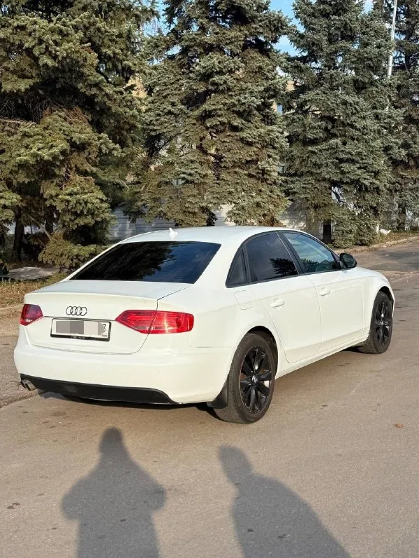Продам audi a4 b8 tdi 2.0 s-line✅ цвет : белый ✅ богатая комплектация: сиденья s-line, комбинированная кожа-алькантара, бесключевой доступ, кнопка start-stop, адаптивное освещение, климат контроль, мультируль, датчик света, датчик дождя, полный электропакет сидений✅ по технике авто в отличном состоянии✅ двигатель работает ровно✅ коробка без нареканий✅ ходовая на 5✅ есть косяки по кузову ‼️ обслуженый автомобиль, много что поменяно✅ чистый и ухоженный салон✅ документально чистый автомобиль✅ осмотр город : макеевка✅ телефон : +79494035536 если не отвечаю пишите в тг цена : 970 000 рублей🔥 📞 🇷🇺 звоните: +79494035536 - фотография - 3