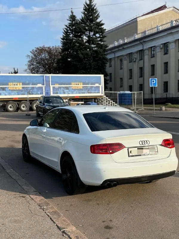 Продам audi a4 b8 tdi 2.0 s-line✅ цвет : белый ✅ богатая комплектация: сиденья s-line, комбинированная кожа-алькантара, бесключевой доступ, кнопка start-stop, адаптивное освещение, климат контроль, мультируль, датчик света, датчик дождя, полный электропакет сидений✅ по технике авто в отличном состоянии✅ двигатель работает ровно✅ коробка без нареканий✅ ходовая на 5✅ есть косяки по кузову ‼️ обслуженый автомобиль, много что поменяно✅ чистый и ухоженный салон✅ документально чистый автомобиль✅ осмотр город : макеевка✅ телефон : +79494035536 если не отвечаю пишите в тг цена : 970 000 рублей🔥 📞 🇷🇺 звоните: +79494035536 - фотография - 4