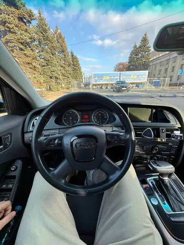 Продам audi a4 b8 tdi 2.0 s-line✅ цвет : белый ✅ богатая комплектация: сиденья s-line, комбинированная кожа-алькантара, бесключевой доступ, кнопка start-stop, адаптивное освещение, климат контроль, мультируль, датчик света, датчик дождя, полный электропакет сидений✅ по технике авто в отличном состоянии✅ двигатель работает ровно✅ коробка без нареканий✅ ходовая на 5✅ есть косяки по кузову ‼️ обслуженый автомобиль, много что поменяно✅ чистый и ухоженный салон✅ документально чистый автомобиль✅ осмотр город : макеевка✅ телефон : +79494035536 если не отвечаю пишите в тг цена : 970 000 рублей🔥 📞 🇷🇺 звоните: +79494035536 - фотография - 5
