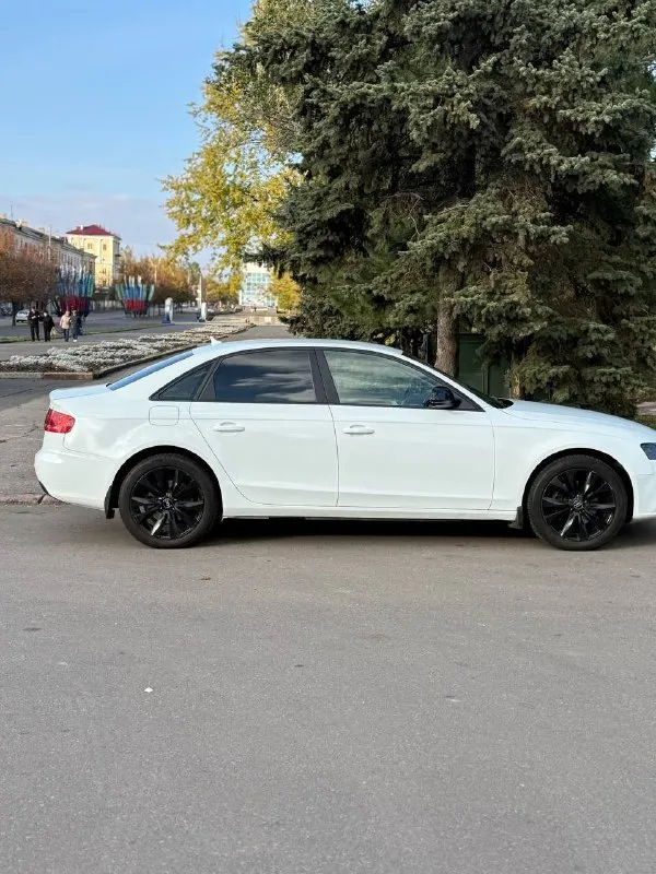 Продам audi a4 b8 tdi 2.0 s-line✅ цвет : белый ✅ богатая комплектация: сиденья s-line, комбинированная кожа-алькантара, бесключевой доступ, кнопка start-stop, адаптивное освещение, климат контроль, мультируль, датчик света, датчик дождя, полный электропакет сидений✅ по технике авто в отличном состоянии✅ двигатель работает ровно✅ коробка без нареканий✅ ходовая на 5✅ есть косяки по кузову ‼️ обслуженый автомобиль, много что поменяно✅ чистый и ухоженный салон✅ документально чистый автомобиль✅ осмотр город : макеевка✅ телефон : +79494035536 если не отвечаю пишите в тг цена : 970 000 рублей🔥 📞 🇷🇺 звоните: +79494035536 - фотография - 8