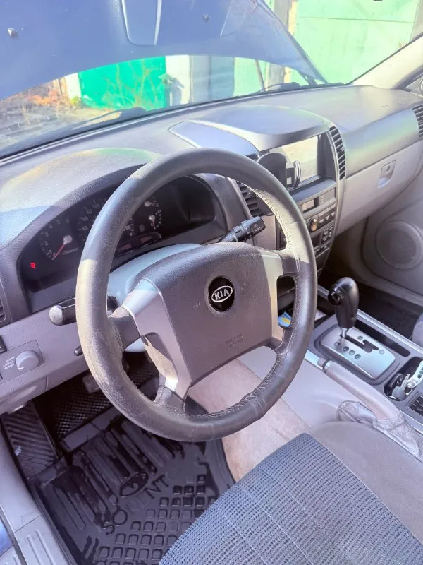 Продам, kia sorento обьем двигателя 2,5, дизель. акпп, кондиционер. передний привод, подключаемый полный. подогревы передних сидений, климат, сенсорная магнитола с блютусом. автозапуск. цена 850000 ₽ +79493512847 любое переоформление мрео. с vin номерами проблем нет! 📞 🇷🇺 звоните: +79493512847 - фотография - 3