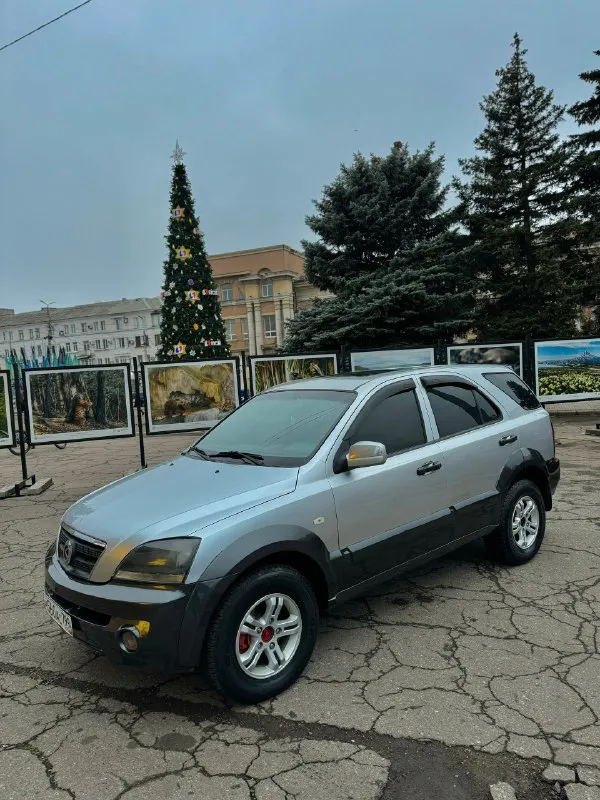 Продам kia sorento ♦️700.000₽♦️ 2.5 дизель на автомате! состояние отличное, привод полный. салон кожа, комплектация люк, мультируль, подогревы сидений, рабочий климат, дерево, 7 мест, самая максимальная что была! технически в отличном состоянии, по подвеске ничего не брякает, мотор не дымит не троит работает как часы! коробка классический автомат без пинков и рывков! резина bridgestone at. пробег 247т. км любое переоформление мрео. с vin номерами проблем нет! г. макеевка +79498391971 📞 🇷🇺 звоните: +79498391971 - фотография - 1