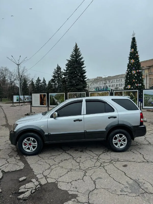 Продам kia sorento ♦️700.000₽♦️ 2.5 дизель на автомате! состояние отличное, привод полный. салон кожа, комплектация люк, мультируль, подогревы сидений, рабочий климат, дерево, 7 мест, самая максимальная что была! технически в отличном состоянии, по подвеске ничего не брякает, мотор не дымит не троит работает как часы! коробка классический автомат без пинков и рывков! резина bridgestone at. пробег 247т. км любое переоформление мрео. с vin номерами проблем нет! г. макеевка +79498391971 📞 🇷🇺 звоните: +79498391971 - фотография - 4