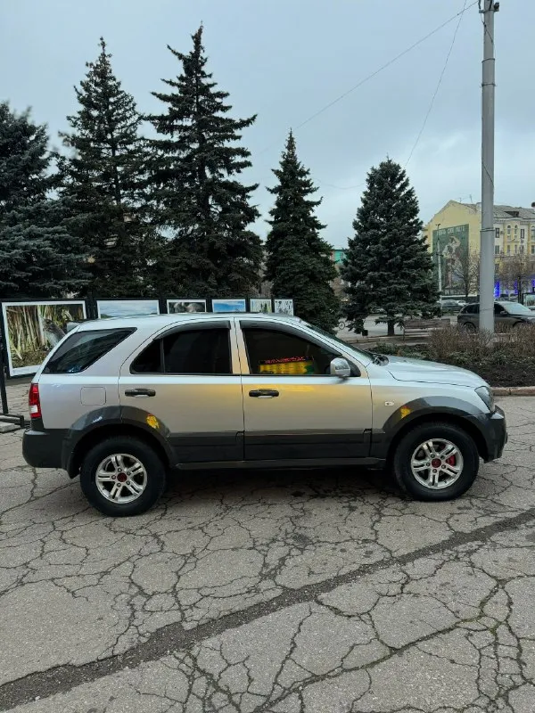 Продам kia sorento ♦️700.000₽♦️ 2.5 дизель на автомате! состояние отличное, привод полный. салон кожа, комплектация люк, мультируль, подогревы сидений, рабочий климат, дерево, 7 мест, самая максимальная что была! технически в отличном состоянии, по подвеске ничего не брякает, мотор не дымит не троит работает как часы! коробка классический автомат без пинков и рывков! резина bridgestone at. пробег 247т. км любое переоформление мрео. с vin номерами проблем нет! г. макеевка +79498391971 📞 🇷🇺 звоните: +79498391971 - фотография - 5