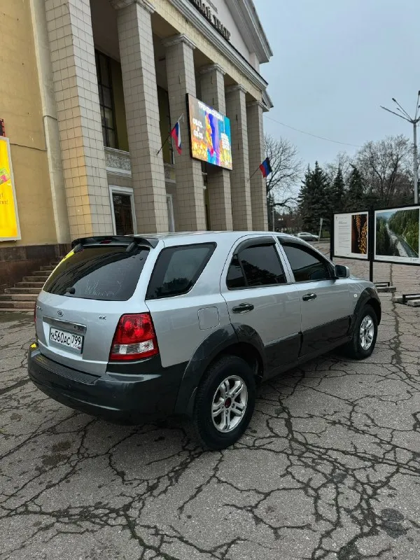 Продам kia sorento ♦️700.000₽♦️ 2.5 дизель на автомате! состояние отличное, привод полный. салон кожа, комплектация люк, мультируль, подогревы сидений, рабочий климат, дерево, 7 мест, самая максимальная что была! технически в отличном состоянии, по подвеске ничего не брякает, мотор не дымит не троит работает как часы! коробка классический автомат без пинков и рывков! резина bridgestone at. пробег 247т. км любое переоформление мрео. с vin номерами проблем нет! г. макеевка +79498391971 📞 🇷🇺 звоните: +79498391971 - фотография - 6