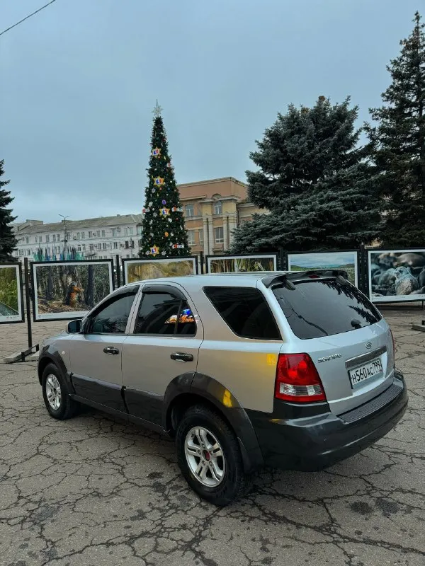 Продам kia sorento ♦️700.000₽♦️ 2.5 дизель на автомате! состояние отличное, привод полный. салон кожа, комплектация люк, мультируль, подогревы сидений, рабочий климат, дерево, 7 мест, самая максимальная что была! технически в отличном состоянии, по подвеске ничего не брякает, мотор не дымит не троит работает как часы! коробка классический автомат без пинков и рывков! резина bridgestone at. пробег 247т. км любое переоформление мрео. с vin номерами проблем нет! г. макеевка +79498391971 📞 🇷🇺 звоните: +79498391971 - фотография - 7