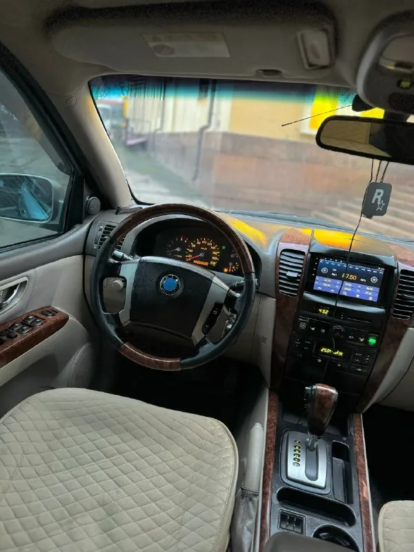 Продам kia sorento ♦️700.000₽♦️ 2.5 дизель на автомате! состояние отличное, привод полный. салон кожа, комплектация люк, мультируль, подогревы сидений, рабочий климат, дерево, 7 мест, самая максимальная что была! технически в отличном состоянии, по подвеске ничего не брякает, мотор не дымит не троит работает как часы! коробка классический автомат без пинков и рывков! резина bridgestone at. пробег 247т. км любое переоформление мрео. с vin номерами проблем нет! г. макеевка +79498391971 📞 🇷🇺 звоните: +79498391971 - фотография - 8