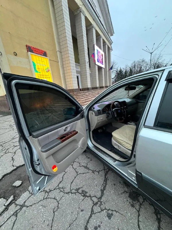 Продам kia sorento ♦️700.000₽♦️ 2.5 дизель на автомате! состояние отличное, привод полный. салон кожа, комплектация люк, мультируль, подогревы сидений, рабочий климат, дерево, 7 мест, самая максимальная что была! технически в отличном состоянии, по подвеске ничего не брякает, мотор не дымит не троит работает как часы! коробка классический автомат без пинков и рывков! резина bridgestone at. пробег 247т. км любое переоформление мрео. с vin номерами проблем нет! г. макеевка +79498391971 📞 🇷🇺 звоните: +79498391971 - фотография - 9