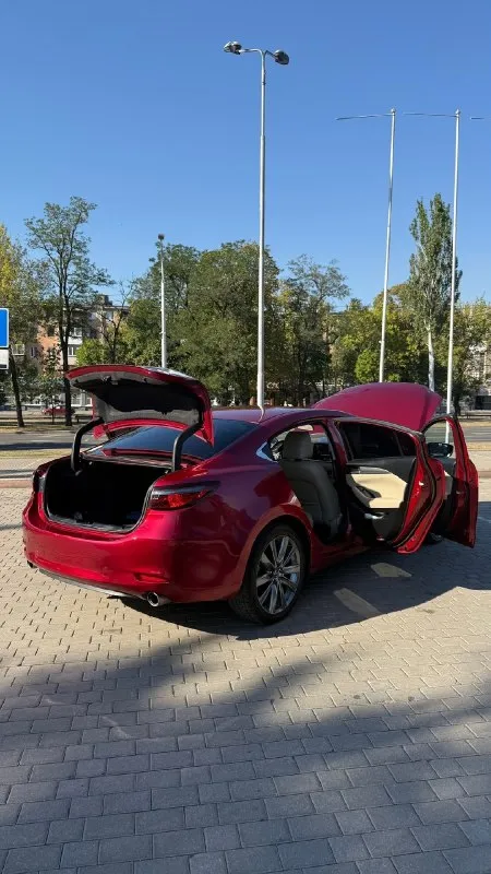 🚗mazda 6 2020г. 🚗 touring двигатель - 2,5 атмосфера (бензин) skyactiv- g2,5l dohc16-valve пробег 115т. родной машина личная, езжу на ней год, полностью обслужена. кожаный салон, люк, бесключевой доступ, кнопка старт/стоп, адаптивный круиз контроль, датчики слепых зон, камера заднего вида, мульти руль, двух зонный климат контроль, спорт режим (не разу не включала), удержание в полосе, подогрев сидений, атермальные стекла (машина сделана для южной америки), эл. ручник, карплей,19 колеса (родные) и много всяких плюшек… vin jm1gl1vm4m1603203 на машине не разу не было не одного нарушения(штрафа), документы полностью в порядке, на местном учете донецк цена 2550 000₽ по всем вопросам звоните +79495072025 +79495072024 разумный торг у капота 📞 🇷🇺 звоните: +79495072025 - фотография - 5