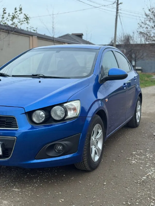 Продам chevrolet aveo т300 коробка автомат. год выпуска 2013 объем: 1,6 бензин. пробег: 150 тыс. км. ✅ 1 владелец с салона. ✅ гнили, рыжиков нигде нет. все стекла родные. просторный автомобиль. расход топлива приятно радует. полностью обслужен от и до. из глобального, новый комплект грм и помпа. свежие тормозные диски и колодки. мотор, коробка - без каких-либо нареканий. подвеска идеальная, без стуков. все работает как должно. хорошая комплектация: мультируль, подогрев сидений. эл. рег. фар и зеркал. 4 стелоподъемника и другое. ✅ сделан отличный свет. ✅ установлена сигнализация с автозапуском. два комплекта резины. зима, лето. машиной будете довольны. цена: 735 ₽ торг будет! по всем вопросам звоните. +7 (949) 813-10-44 нахожусь в донецке. 📞 🇷🇺 звоните: +79498131044 - фотография - 2