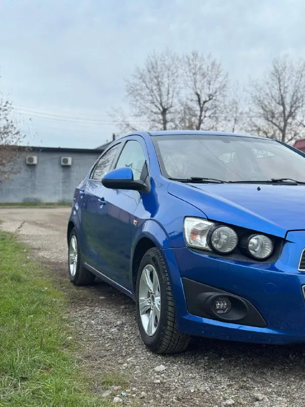 Продам chevrolet aveo т300 коробка автомат. год выпуска 2013 объем: 1,6 бензин. пробег: 150 тыс. км. ✅ 1 владелец с салона. ✅ гнили, рыжиков нигде нет. все стекла родные. просторный автомобиль. расход топлива приятно радует. полностью обслужен от и до. из глобального, новый комплект грм и помпа. свежие тормозные диски и колодки. мотор, коробка - без каких-либо нареканий. подвеска идеальная, без стуков. все работает как должно. хорошая комплектация: мультируль, подогрев сидений. эл. рег. фар и зеркал. 4 стелоподъемника и другое. ✅ сделан отличный свет. ✅ установлена сигнализация с автозапуском. два комплекта резины. зима, лето. машиной будете довольны. цена: 735 ₽ торг будет! по всем вопросам звоните. +7 (949) 813-10-44 нахожусь в донецке. 📞 🇷🇺 звоните: +79498131044 - фотография - 3