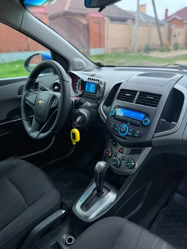 Продам chevrolet aveo т300 коробка автомат. год выпуска 2013 объем: 1,6 бензин. пробег: 150 тыс. км. ✅ 1 владелец с салона. ✅ гнили, рыжиков нигде нет. все стекла родные. просторный автомобиль. расход топлива приятно радует. полностью обслужен от и до. из глобального, новый комплект грм и помпа. свежие тормозные диски и колодки. мотор, коробка - без каких-либо нареканий. подвеска идеальная, без стуков. все работает как должно. хорошая комплектация: мультируль, подогрев сидений. эл. рег. фар и зеркал. 4 стелоподъемника и другое. ✅ сделан отличный свет. ✅ установлена сигнализация с автозапуском. два комплекта резины. зима, лето. машиной будете довольны. цена: 735 ₽ торг будет! по всем вопросам звоните. +7 (949) 813-10-44 нахожусь в донецке. 📞 🇷🇺 звоните: +79498131044 - фотография - 8