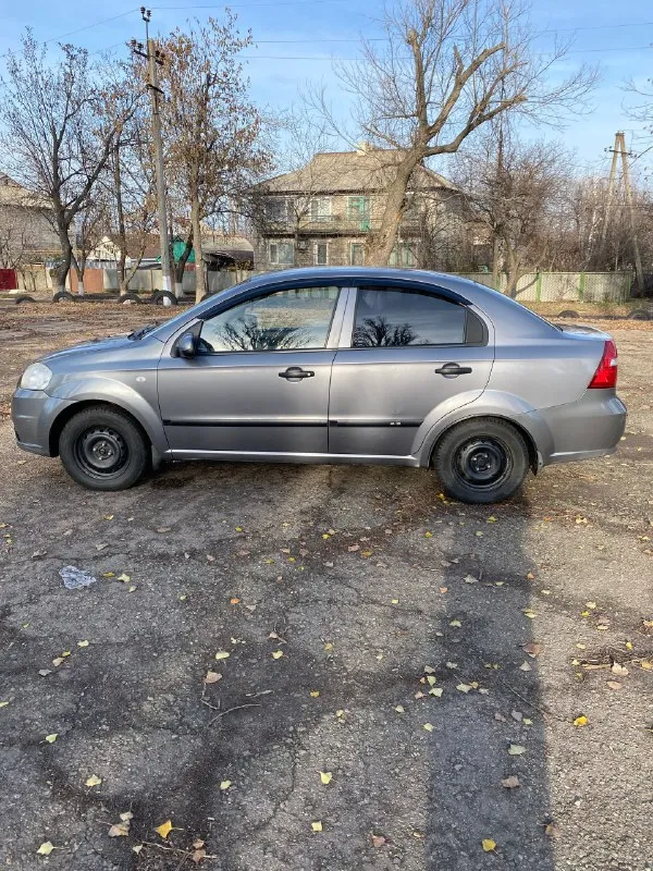 Продам замечательный автомобиль собственник авео т250 1.5 л. мощность 86 л. с корея концерн gm второй хозяин машина хозяйская, два ключа, два пульта работает абсолютно все не гнилая, не варенная, так как в этом нет необходимости установлено в авто - хороший свет новые броне провода, свечи, масла и фильтра, бензонасос, рхх, тормозные колодки так же установлена хорошая акустика в машине есть гур, кондиционер, парктроник, электро регулировка зеркал из салона, подогрев заднего стекла. зимние колеса r14 резина 75% запаска, домкрат в комплекте цена 450т. ₽ (торг у капота ) любые проверки на любых сто фото сделаны 23.11.25 авто находится в торезе днр тел +7 (949) 464-34-48 📞 🇷🇺 звоните: +79494643448 - фотография - 5