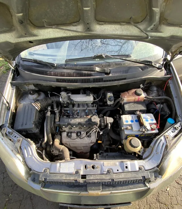 Продам замечательный автомобиль собственник авео т250 1.5 л. мощность 86 л. с корея концерн gm второй хозяин машина хозяйская, два ключа, два пульта работает абсолютно все не гнилая, не варенная, так как в этом нет необходимости установлено в авто - хороший свет новые броне провода, свечи, масла и фильтра, бензонасос, рхх, тормозные колодки так же установлена хорошая акустика в машине есть гур, кондиционер, парктроник, электро регулировка зеркал из салона, подогрев заднего стекла. зимние колеса r14 резина 75% запаска, домкрат в комплекте цена 450т. ₽ (торг у капота ) любые проверки на любых сто фото сделаны 23.11.25 авто находится в торезе днр тел +7 (949) 464-34-48 📞 🇷🇺 звоните: +79494643448 - фотография - 7