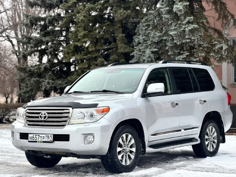 Продам toyota land cruiser 200 рестайлинг : 4.5 турбо год: 2013 кпп: автоматическая привод: полный пробег: 298.000 как новый не бит не крашен все, заводские стекла двойные два комплекта ключей и колес лето на 21 дисках полностью обслужена(заказ наряды есть), без дтп, пред максимальная комплектация. повторяю состояние авто редкое салон кузов техника на 200 процентов идеал все оригинал на всех деталях вин весь в заводе автотека зеленая еще детальней по телефону +79592852300 также воцап и телеграм +79097516960 срочно цена: 3🍋750 торг 📞 звоните: +7(959)2852300 - фотография - 3
