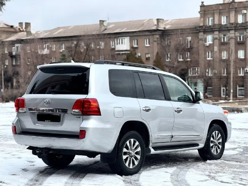 Продам toyota land cruiser 200 рестайлинг : 4.5 турбо год: 2013 кпп: автоматическая привод: полный пробег: 298.000 как новый не бит не крашен все, заводские стекла двойные два комплекта ключей и колес лето на 21 дисках полностью обслужена(заказ наряды есть), без дтп, пред максимальная комплектация. повторяю состояние авто редкое салон кузов техника на 200 процентов идеал все оригинал на всех деталях вин весь в заводе автотека зеленая еще детальней по телефону +79592852300 также воцап и телеграм +79097516960 срочно цена: 3🍋750 торг 📞 звоните: +7(959)2852300 - фотография - 4