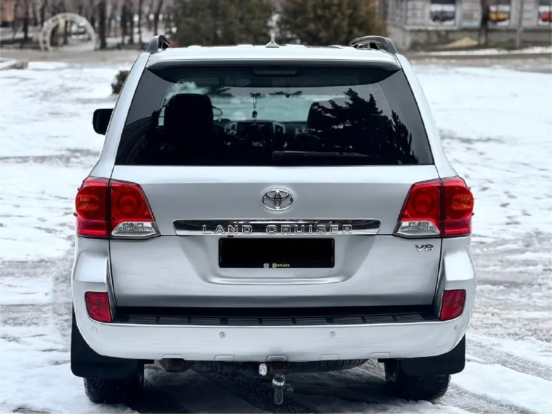 Продам toyota land cruiser 200 рестайлинг : 4.5 турбо год: 2013 кпп: автоматическая привод: полный пробег: 298.000 как новый не бит не крашен все, заводские стекла двойные два комплекта ключей и колес лето на 21 дисках полностью обслужена(заказ наряды есть), без дтп, пред максимальная комплектация. повторяю состояние авто редкое салон кузов техника на 200 процентов идеал все оригинал на всех деталях вин весь в заводе автотека зеленая еще детальней по телефону +79592852300 также воцап и телеграм +79097516960 срочно цена: 3🍋750 торг 📞 звоните: +7(959)2852300 - фотография - 5