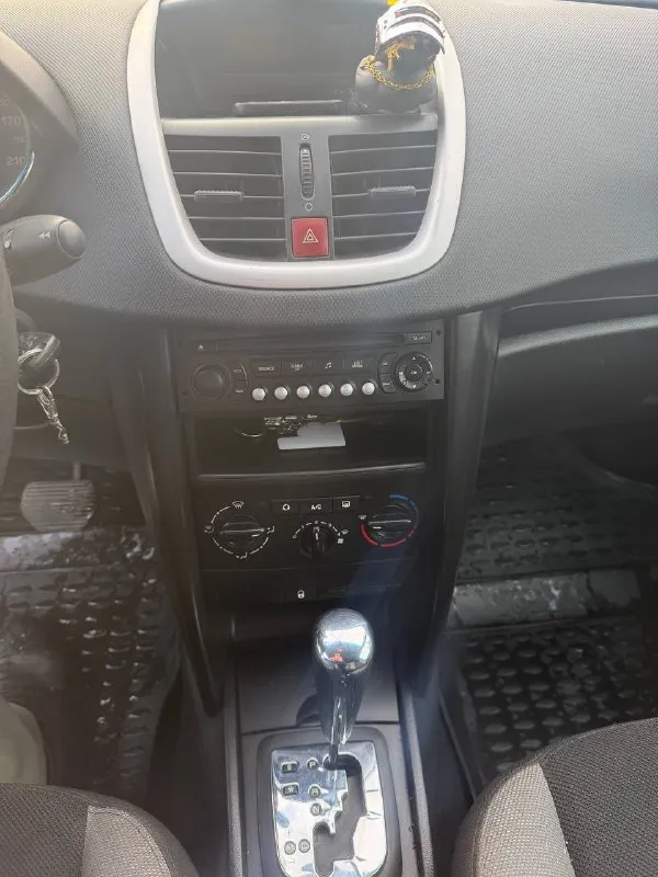 Peugeot 207, pegeot 207 год выпуска этой замечательной ласточки 2007 пробег 140,000 коробка автомат объём 1,6 машина бодрая, не одного рыжика стеклоподьемники, кондиционер. есть летняя резина. один косяк трещина на лобовом. хочу 385т. р маленький торг у капота ☎️ 959 546-61-60 📞 звоните: +7(959)5466160 - фотография - 7