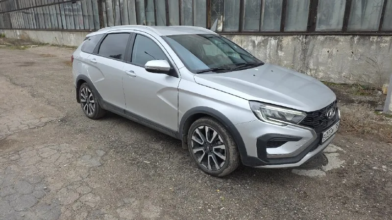 Продам vesta sw cross. куплена 16 декабря 2024 года. машина на гарантии. состояние нового авто. 8500 пробега! мкп. ф3699390 пройдено 0 то на 3 тысячах у дилера. круиз, led оптика, подогрев сидений, электрозеркала. установлен фаркоп у дилера, фальшпол в багажнике, эвоковрики. стоит сигнализация с автозапуском. сделан антикор. вкруг тонирована корейской плёнкой, спереди атермалка. зимние шины continental новые, на втором новом комплекте титанах. авто в кредите, на мне. я один владелец. закрою кредит, если будете забирать. смотреть в макеевке. +79493699390 переоформление только через мрэо. номера оставляю себе. причина продажи, нужны деньги! 📞 звоните: +7(949)3699390 - фотография - 2