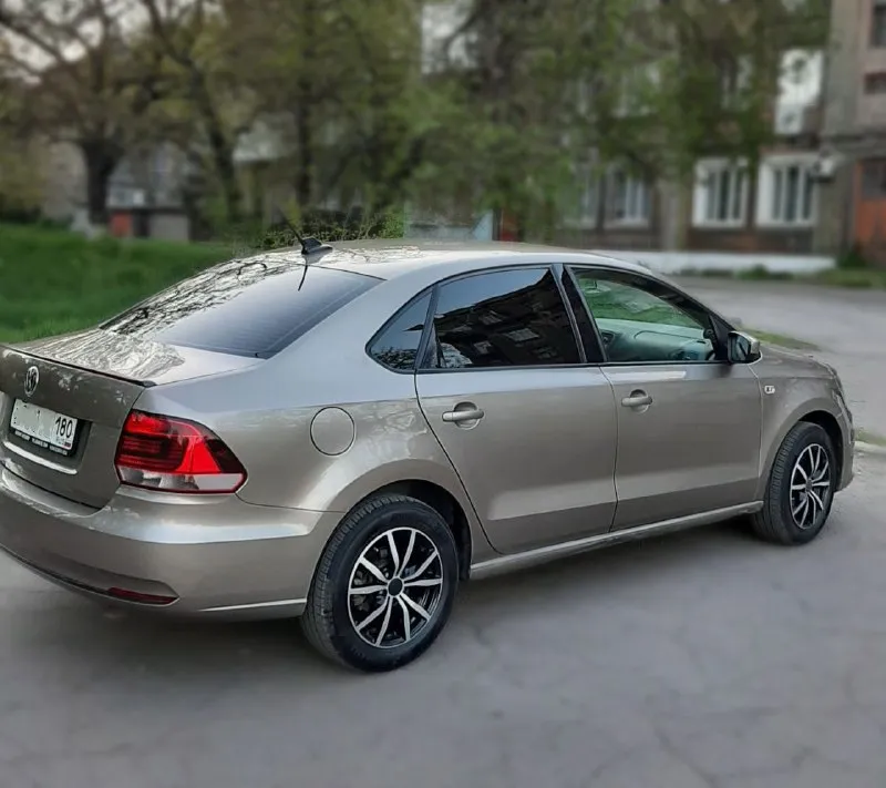 Продам volkswagen polo 2017г. , 1.6., коробка 6ст. автомат, бежевого цвета, в эксплуатации с 2018г.... - фотография