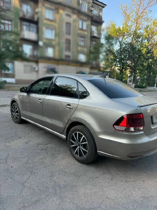 Продам volkswagen polo 2017г. , 1.6., коробка 6ст. автомат, бежевого цвета, в эксплуатации с 2018г. пробег 122500 км. комплектация: кондиционер, 4 эл. стеклоподъёмника, 2-х ступенчатый подогрев передних сидений, электрообогрев и эл. регулировка зеркал заднего вида, обогрев заднего стекла. доустановлено: led лампы ближнего света mtf, акустические системы hertz, чехлы, мягкий подлокотник (имеется защита картера, не устанавливал). есть незначительное повреждение внизу задней левой двери и крыла. на фото видно. цена 1330000р. автомобиль полностью обслужен. кому нужен комфортный, надежный, добротный авто по вопросам в личные сообщения или по номеру телефона +79493571171. 📞 звоните: +7(949)3571171 - фотография - 3