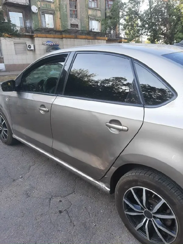 Продам volkswagen polo 2017г. , 1.6., коробка 6ст. автомат, бежевого цвета, в эксплуатации с 2018г. пробег 122500 км. комплектация: кондиционер, 4 эл. стеклоподъёмника, 2-х ступенчатый подогрев передних сидений, электрообогрев и эл. регулировка зеркал заднего вида, обогрев заднего стекла. доустановлено: led лампы ближнего света mtf, акустические системы hertz, чехлы, мягкий подлокотник (имеется защита картера, не устанавливал). есть незначительное повреждение внизу задней левой двери и крыла. на фото видно. цена 1330000р. автомобиль полностью обслужен. кому нужен комфортный, надежный, добротный авто по вопросам в личные сообщения или по номеру телефона +79493571171. 📞 звоните: +7(949)3571171 - фотография - 4