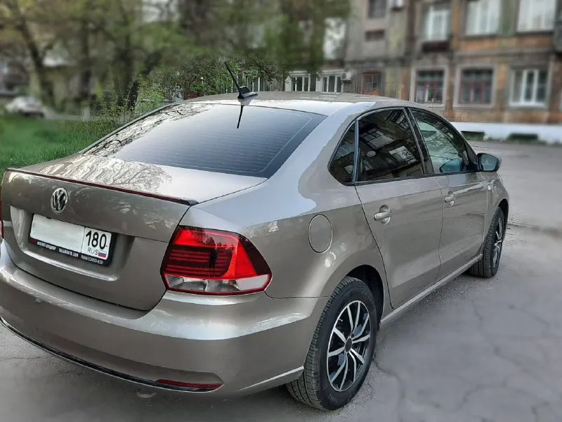 Продам volkswagen polo 2017г. , 1.6., коробка 6ст. автомат, бежевого цвета, в эксплуатации с 2018г. пробег 122500 км. комплектация: кондиционер, 4 эл. стеклоподъёмника, 2-х ступенчатый подогрев передних сидений, электрообогрев и эл. регулировка зеркал заднего вида, обогрев заднего стекла. доустановлено: led лампы ближнего света mtf, акустические системы hertz, чехлы, мягкий подлокотник (имеется защита картера, не устанавливал). есть незначительное повреждение внизу задней левой двери и крыла. на фото видно. цена 1330000р. автомобиль полностью обслужен. кому нужен комфортный, надежный, добротный авто по вопросам в личные сообщения или по номеру телефона +79493571171. 📞 звоните: +7(949)3571171 - фотография - 5