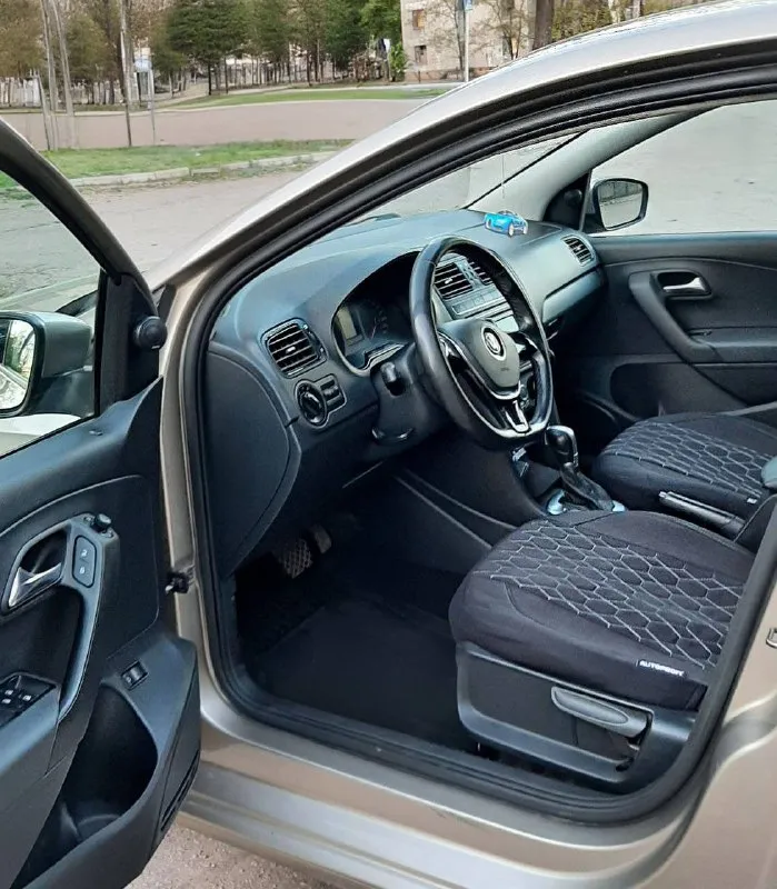 Продам volkswagen polo 2017г. , 1.6., коробка 6ст. автомат, бежевого цвета, в эксплуатации с 2018г. пробег 122500 км. комплектация: кондиционер, 4 эл. стеклоподъёмника, 2-х ступенчатый подогрев передних сидений, электрообогрев и эл. регулировка зеркал заднего вида, обогрев заднего стекла. доустановлено: led лампы ближнего света mtf, акустические системы hertz, чехлы, мягкий подлокотник (имеется защита картера, не устанавливал). есть незначительное повреждение внизу задней левой двери и крыла. на фото видно. цена 1330000р. автомобиль полностью обслужен. кому нужен комфортный, надежный, добротный авто по вопросам в личные сообщения или по номеру телефона +79493571171. 📞 звоните: +7(949)3571171 - фотография - 7