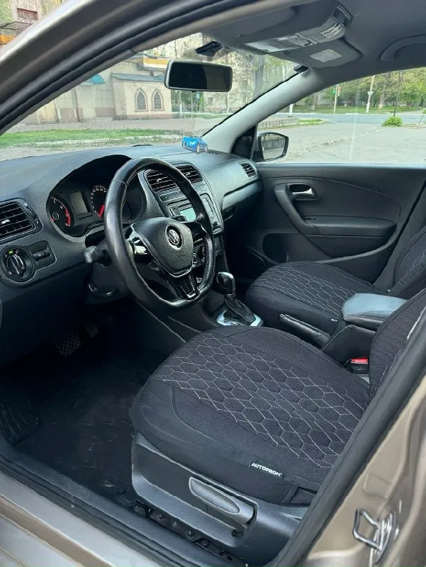 Продам volkswagen polo 2017г. , 1.6., коробка 6ст. автомат, бежевого цвета, в эксплуатации с 2018г. пробег 122500 км. комплектация: кондиционер, 4 эл. стеклоподъёмника, 2-х ступенчатый подогрев передних сидений, электрообогрев и эл. регулировка зеркал заднего вида, обогрев заднего стекла. доустановлено: led лампы ближнего света mtf, акустические системы hertz, чехлы, мягкий подлокотник (имеется защита картера, не устанавливал). есть незначительное повреждение внизу задней левой двери и крыла. на фото видно. цена 1330000р. автомобиль полностью обслужен. кому нужен комфортный, надежный, добротный авто по вопросам в личные сообщения или по номеру телефона +79493571171. 📞 звоните: +7(949)3571171 - фотография - 8