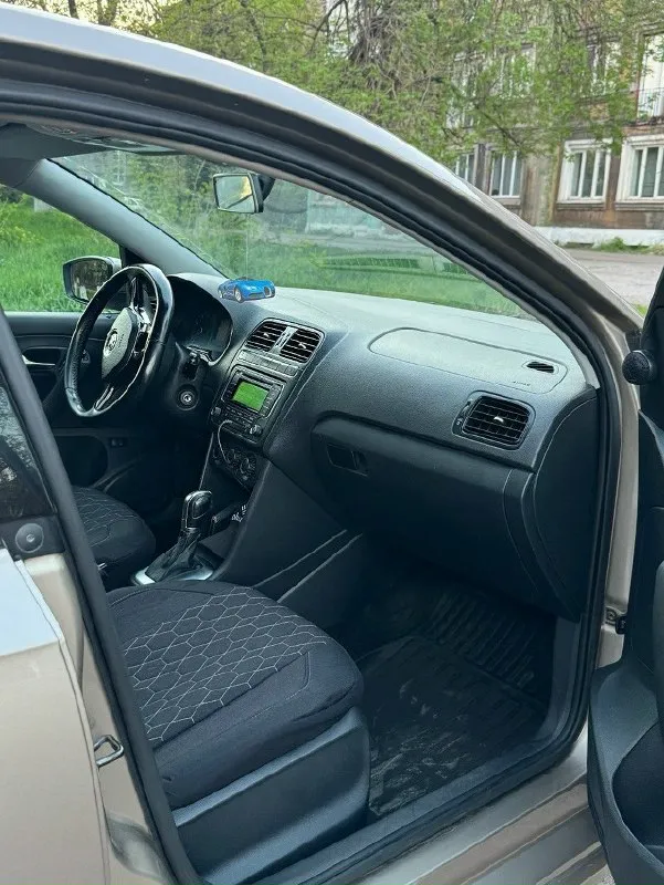 Продам volkswagen polo 2017г. , 1.6., коробка 6ст. автомат, бежевого цвета, в эксплуатации с 2018г. пробег 122500 км. комплектация: кондиционер, 4 эл. стеклоподъёмника, 2-х ступенчатый подогрев передних сидений, электрообогрев и эл. регулировка зеркал заднего вида, обогрев заднего стекла. доустановлено: led лампы ближнего света mtf, акустические системы hertz, чехлы, мягкий подлокотник (имеется защита картера, не устанавливал). есть незначительное повреждение внизу задней левой двери и крыла. на фото видно. цена 1330000р. автомобиль полностью обслужен. кому нужен комфортный, надежный, добротный авто по вопросам в личные сообщения или по номеру телефона +79493571171. 📞 звоните: +7(949)3571171 - фотография - 9