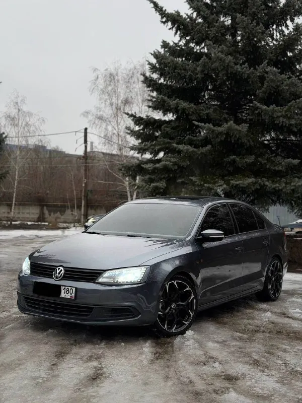 В продаже volkswagen jetta 2013 года выпуска! в идеально состоянии как технически так и по кузову! на автомобиле стоит самый надежный бензиновый мотор 2.5, коробка автомат обыкновенный aisin работает без укоризненно. автомобиль в очень хорошей комплектации на красивых больших диска есть абсолютно все для комфортной езды: мульти руль, качественная музыка, подогревы сидений, 4-эсп, хороший свет и тд. юридически абсолютно чистая, возможен обмен и продажа в кредит! осмотр донецк цена: 930.000, возможен торг реальному покупателю! ☎️ +7 (949) 742-53-98 📞 звоните: +7(949)7425398 - фотография - 2