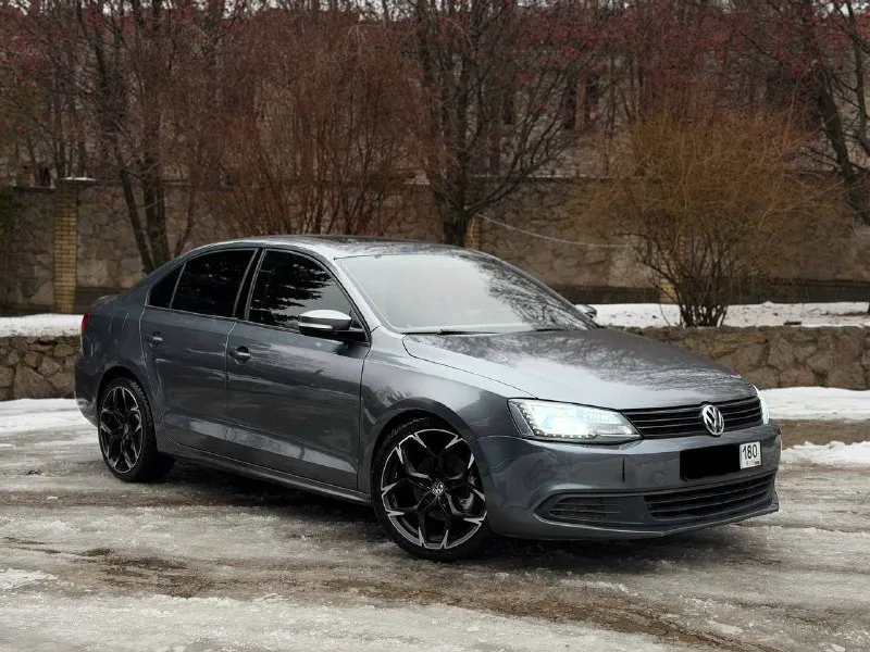 В продаже volkswagen jetta 2013 года выпуска! в идеально состоянии как технически так и по кузову! на автомобиле стоит самый надежный бензиновый мотор 2.5, коробка автомат обыкновенный aisin работает без укоризненно. автомобиль в очень хорошей комплектации на красивых больших диска есть абсолютно все для комфортной езды: мульти руль, качественная музыка, подогревы сидений, 4-эсп, хороший свет и тд. юридически абсолютно чистая, возможен обмен и продажа в кредит! осмотр донецк цена: 930.000, возможен торг реальному покупателю! ☎️ +7 (949) 742-53-98 📞 звоните: +7(949)7425398 - фотография - 3