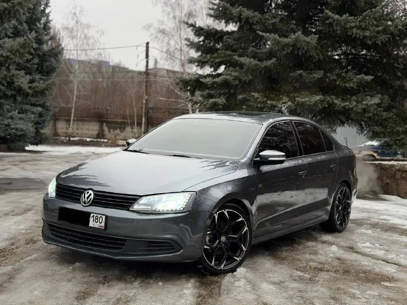 В продаже volkswagen jetta 2013 года выпуска! в идеально состоянии как технически так и по кузову! на автомобиле стоит самый надежный бензиновый мотор 2.5, коробка автомат обыкновенный aisin работает без укоризненно. автомобиль в очень хорошей комплектации на красивых больших диска есть абсолютно все для комфортной езды: мульти руль, качественная музыка, подогревы сидений, 4-эсп, хороший свет и тд. юридически абсолютно чистая, возможен обмен и продажа в кредит! осмотр донецк цена: 930.000, возможен торг реальному покупателю! ☎️ +7 (949) 742-53-98 📞 звоните: +7(949)7425398 - фотография - 4