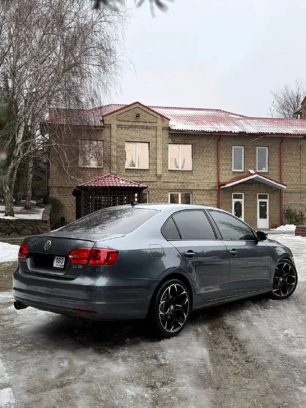 В продаже volkswagen jetta 2013 года выпуска! в идеально состоянии как технически так и по кузову! на автомобиле стоит самый надежный бензиновый мотор 2.5, коробка автомат обыкновенный aisin работает без укоризненно. автомобиль в очень хорошей комплектации на красивых больших диска есть абсолютно все для комфортной езды: мульти руль, качественная музыка, подогревы сидений, 4-эсп, хороший свет и тд. юридически абсолютно чистая, возможен обмен и продажа в кредит! осмотр донецк цена: 930.000, возможен торг реальному покупателю! ☎️ +7 (949) 742-53-98 📞 звоните: +7(949)7425398 - фотография - 5
