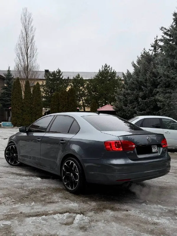 В продаже volkswagen jetta 2013 года выпуска! в идеально состоянии как технически так и по кузову! на автомобиле стоит самый надежный бензиновый мотор 2.5, коробка автомат обыкновенный aisin работает без укоризненно. автомобиль в очень хорошей комплектации на красивых больших диска есть абсолютно все для комфортной езды: мульти руль, качественная музыка, подогревы сидений, 4-эсп, хороший свет и тд. юридически абсолютно чистая, возможен обмен и продажа в кредит! осмотр донецк цена: 930.000, возможен торг реальному покупателю! ☎️ +7 (949) 742-53-98 📞 звоните: +7(949)7425398 - фотография - 6