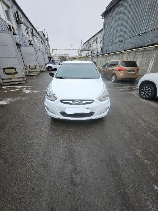 Автомобиль hyundai solaris 2014 г. в.1.4.ат. в превосходном состоянии. абсолютно весь целый. с зелёной автотекой. два хозяина за все время. есть авс. гур. кондиционер. серворуль. электростеклоподьемники. бортовой компьютер. камера заднего вида. андроид. три ключа. масло поменяно. новый аккумулятор. макеевка. тел.79493039475.цена 790000т. р.торг минимальный. - фотография - 3