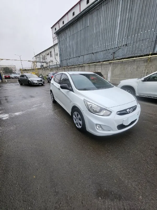 Автомобиль hyundai solaris 2014 г. в.1.4.ат. в превосходном состоянии. абсолютно весь целый. с зелёной автотекой. два хозяина за все время. есть авс. гур. кондиционер. серворуль. электростеклоподьемники. бортовой компьютер. камера заднего вида. андроид. три ключа. масло поменяно. новый аккумулятор. макеевка. тел.79493039475.цена 790000т. р.торг минимальный. - фотография - 4