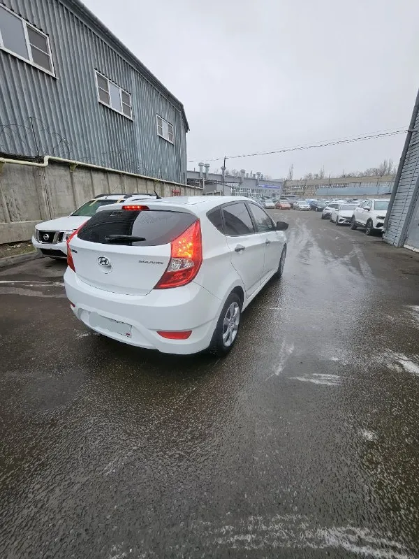 Автомобиль hyundai solaris 2014 г. в.1.4.ат. в превосходном состоянии. абсолютно весь целый. с зелёной автотекой. два хозяина за все время. есть авс. гур. кондиционер. серворуль. электростеклоподьемники. бортовой компьютер. камера заднего вида. андроид. три ключа. масло поменяно. новый аккумулятор. макеевка. тел.79493039475.цена 790000т. р.торг минимальный. - фотография - 5