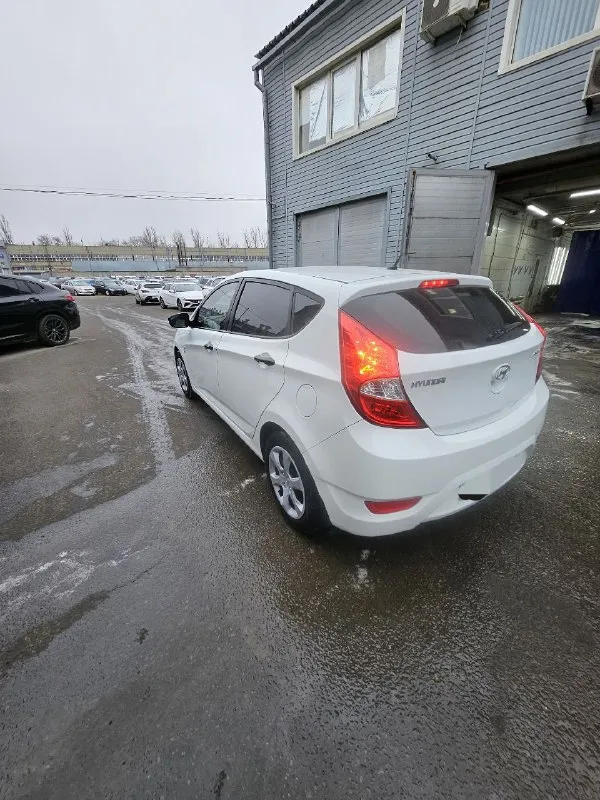 Автомобиль hyundai solaris 2014 г. в.1.4.ат. в превосходном состоянии. абсолютно весь целый. с зелёной автотекой. два хозяина за все время. есть авс. гур. кондиционер. серворуль. электростеклоподьемники. бортовой компьютер. камера заднего вида. андроид. три ключа. масло поменяно. новый аккумулятор. макеевка. тел.79493039475.цена 790000т. р.торг минимальный. - фотография - 6