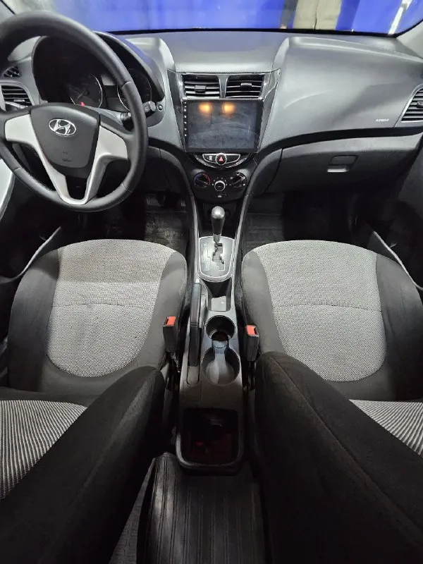 Автомобиль hyundai solaris 2014 г. в.1.4.ат. в превосходном состоянии. абсолютно весь целый. с зелёной автотекой. два хозяина за все время. есть авс. гур. кондиционер. серворуль. электростеклоподьемники. бортовой компьютер. камера заднего вида. андроид. три ключа. масло поменяно. новый аккумулятор. макеевка. тел.79493039475.цена 790000т. р.торг минимальный. - фотография - 7