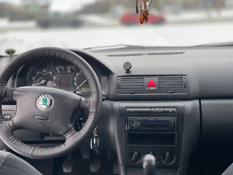 Продам skoda octavia год выпуска 2008 обьем 1.8 turbo л/с 150 автомобиль. в идеальном состоянии вложений не требует сел поехал двигатель в идеальном состоянии масло не ест не дымит турбина в отличном состоянии тяга отличная коробка в идеальнейшем состоянии не хрустит не выбивает ходовая в отличном состоянии не стучит не гремит дорогу держит отлично по кузову в отличном состоянии рыжиков гнили ржавчин нет дно пороги стаканы аланджероны в идеальном состоянии автомобиль в дтп не учавствовала геометрия кузова заводская салон чистый ухоженный сидение не продавлены не прокуреный комплектация хорошая кондиционер 2 стеклоподъемника подогрев сидений обогрев заднего стекла гур сигнализация с обратной связью музыка магнитафон с блютузом регулировка зеркал 2 подушки безопасности абс новая зимняя резина юридически все кристально чисто город осмотра мариуполь номер для связи +7 цена 565.000₽ 📞 звоните: +7(949)5637578 - фотография - 10