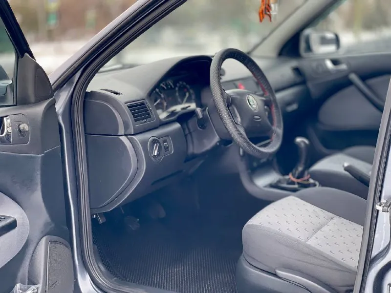 Продам skoda octavia год выпуска 2008 обьем 1.8 turbo л/с 150 автомобиль. в идеальном состоянии вложений не требует сел поехал двигатель в идеальном состоянии масло не ест не дымит турбина в отличном состоянии тяга отличная коробка в идеальнейшем состоянии не хрустит не выбивает ходовая в отличном состоянии не стучит не гремит дорогу держит отлично по кузову в отличном состоянии рыжиков гнили ржавчин нет дно пороги стаканы аланджероны в идеальном состоянии автомобиль в дтп не учавствовала геометрия кузова заводская салон чистый ухоженный сидение не продавлены не прокуреный комплектация хорошая кондиционер 2 стеклоподъемника подогрев сидений обогрев заднего стекла гур сигнализация с обратной связью музыка магнитафон с блютузом регулировка зеркал 2 подушки безопасности абс новая зимняя резина юридически все кристально чисто город осмотра мариуполь номер для связи +7 цена 565.000₽ 📞 звоните: +7(949)5637578 - фотография - 7