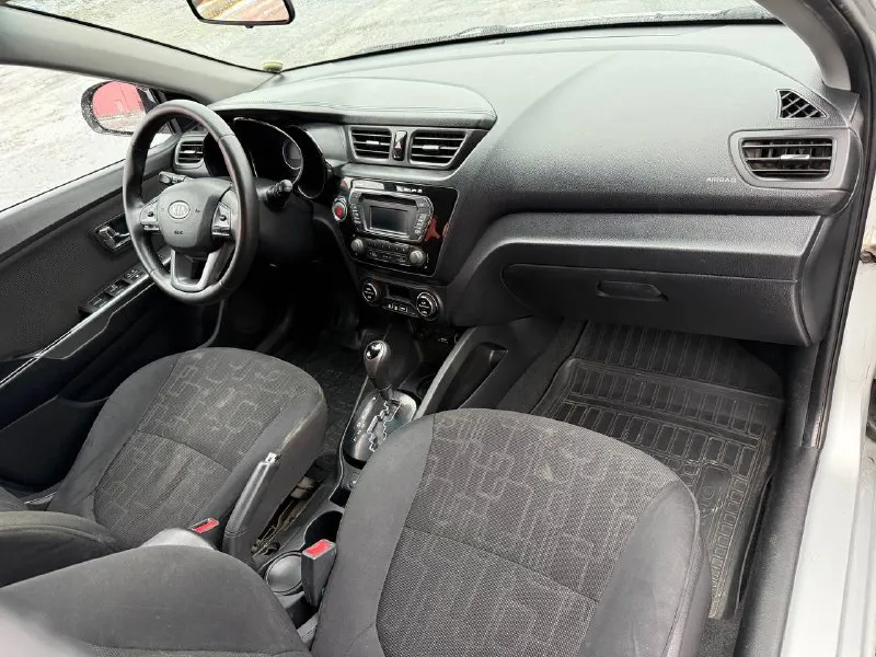 Kia rio 2012 год мотор 1.6 бензин автомат. оригинальный пробег 171000км в хорошем состоянии, стекла все заводские включая лобовое. безопасность вся на месте. мотор коробка на 5 работает ровно без посторонних шумов, кузов оцинкованный без коррозии. самая максимальная комплектация premium! кнопка старт-стоп, безключевой доступ, климат контроль, круиз и др. полный комплект ключей, обслужена без вложений сел и поехал, с документами полный порядок! г. донецк цена 800т. р +79493710826 - фотография - 10